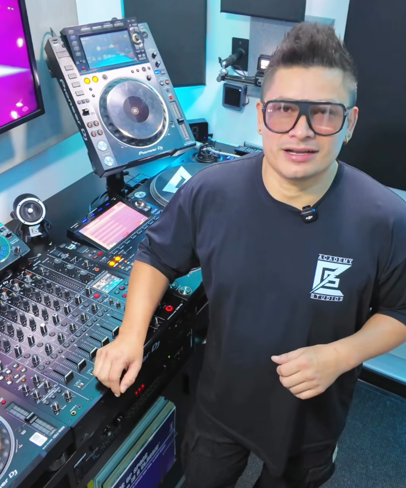 Clase personalizada en la Cabina DJ PRO con instructor