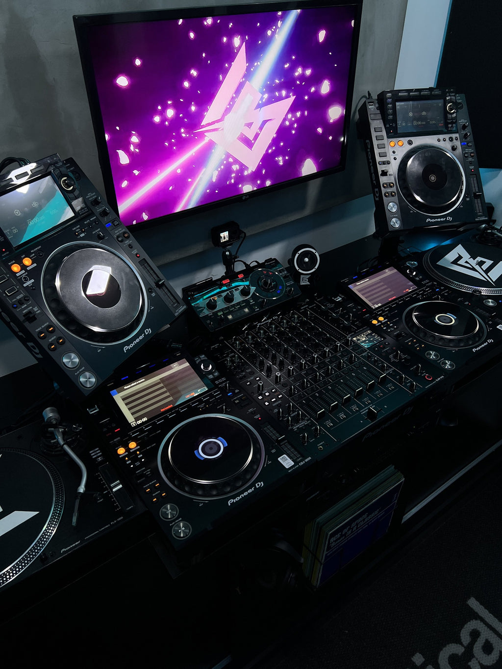 Cabina DJ PRO con mezclador Pioneer DJM-V10 - Práctica